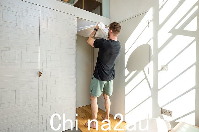 如果您觉得这个动作很容易,您可能想要更上一层楼。为了让你的脚更靠近门并有一个更水平的身体角度更难