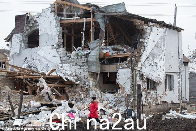 一名妇女走近基辅地区 Glevakha 镇一座被俄罗斯导弹袭击摧毁的住宅楼