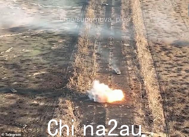 视频开始时一辆坦克沿着几乎被摧毁的道路行驶,一枚炮弹落在它前面