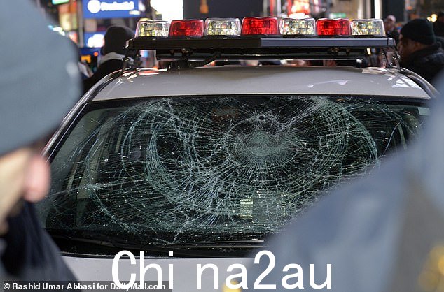 抗议者在时代广场游行时变得暴力破坏纽约警察局的 cruzer,要求为 Tire Nichols 的死伸张正义
