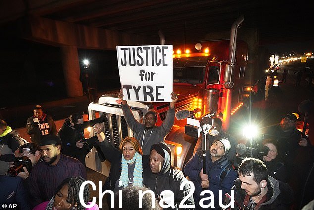 在 Tire Nichols 与警察发生致命互动的视频发布后,抗议者周五在孟菲斯街头游行