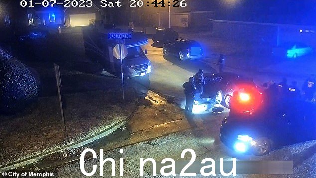 附近监控摄像头的另一个画面似乎显示尼科尔斯在袭击后坐着没有反应。即使在护理人员到达后,他们似乎也没有提供援助