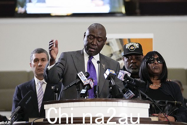 民权律师 Ben Crump 在星期四与 Tire Nichols 的家人举行的新闻发布会上发表讲话