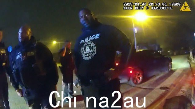 在殴打之后,至少有八名警察在现场转来转去,用自己的眼睛冲洗胡椒喷雾,并在尼科尔斯倒在人行道上时说俏皮话