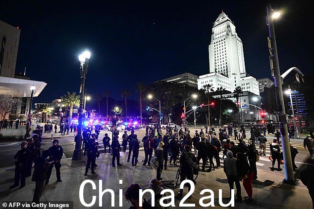 在视频发布后,城市准备迎接一夜的抗议活动。图为:加利福尼亚州洛杉矶的抗议活动