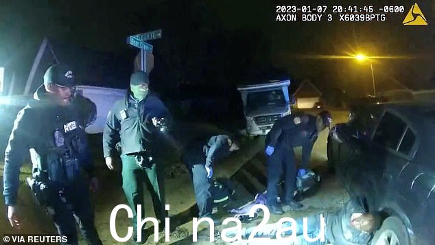 警察看着 Tire Nichols,他在 1 月 7 日被孟菲斯警察局的警察殴打后于三天后死亡