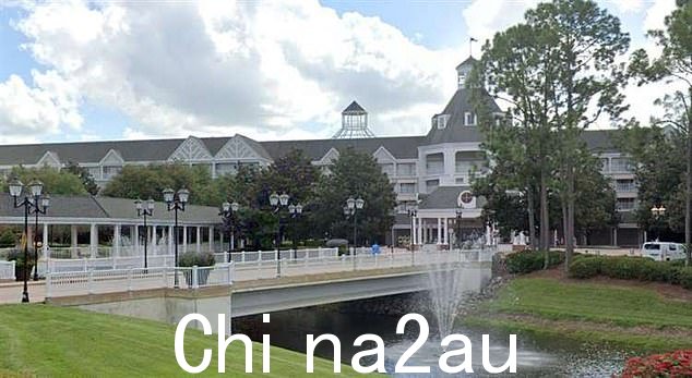 在 Weybourne 先生去 Epcot 的 Yacht Club 酒店(如图)喝一杯之前,一家人回到了酒店,后来他倒在了那里