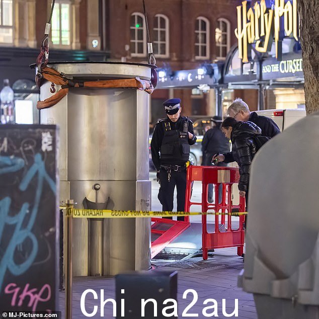今天下午在伦敦西区压死一名男子的弹出式小便器被发现被起重机吊起