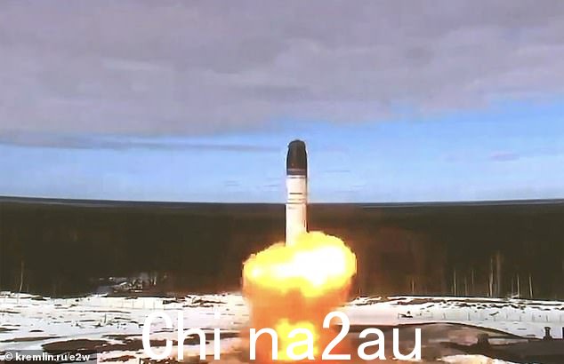 弗拉基米尔·普京的盟友德米特里·梅德韦杰夫威胁西方要在乌克兰发动核战争,在战场上击败俄罗斯。图为:在俄罗斯镜头(文件)中可以看到 Sartmat 洲际弹道导弹试验
