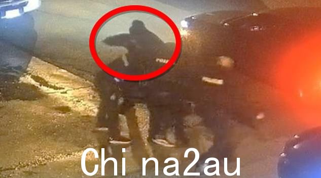 晚上 8 点 35 分,Nichols 被同一名警官打了第二次,然后被拖到他的脚下