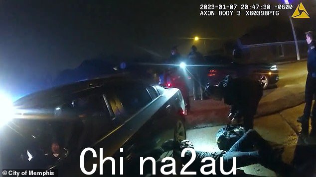 看到一名护理人员俯身尼科尔斯问,‘你有什么?我们正试图让你直截了当,你有什么?他无法回应并发出咯咯的声音