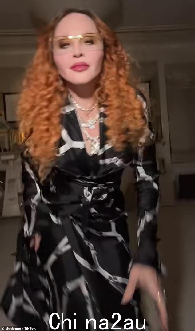时尚:在剪辑中,麦当娜穿着一件黑白相间的长袍,在为她的粉丝跳舞时遮住了她的大部分身材