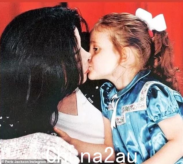 Paris 是已故流行偶像 Michael Jackson 和 Debbie Rowe 的第二个孩子