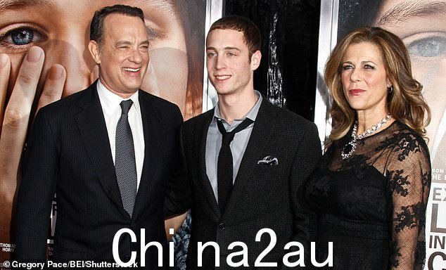 切特,32岁,是演员汤姆汉克斯和妻子丽塔威尔逊的儿子,跟随成名的父亲进入娱乐圈