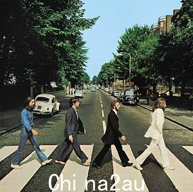 哦不! Paul McCartney 爵士在披头士时期在他的 Abbey Road 专辑封面的标志性十字路口差点被汽车撞到