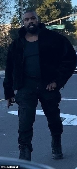 视频:他身穿全黑,他的车停在一辆金色 SUV 前面