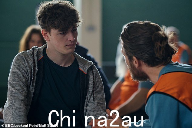 Hard watch:观众惊恐地看到 Ryan 和他恶毒的父亲的关系在他姨妈 Clare 的男朋友 Neil 的帮助下探访监狱