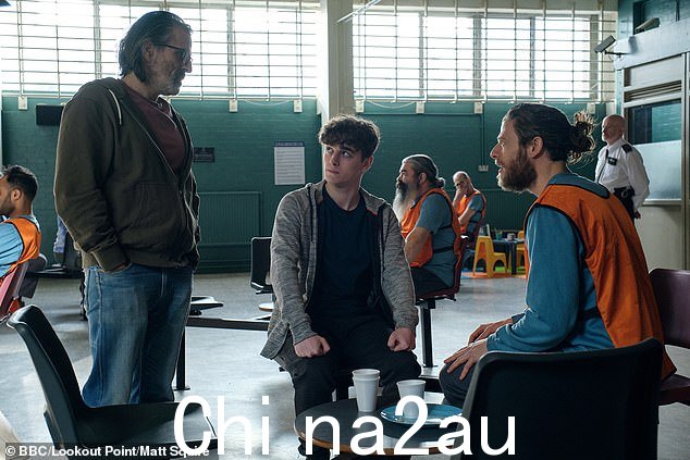 这是怎么回事?一些人认为,尼尔被汤米安插在家里,以便他可以在监狱中接近瑞安