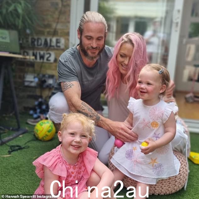 家庭事务:Hannah 和健身教练 Adam Thomas 有女儿 Tea,四岁和两岁的 Tora