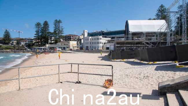 男人们陷入了星期六下午在 Cronulla 附近的 Shelly 海滩。图片:NCA NewsWire / Simon Bullard