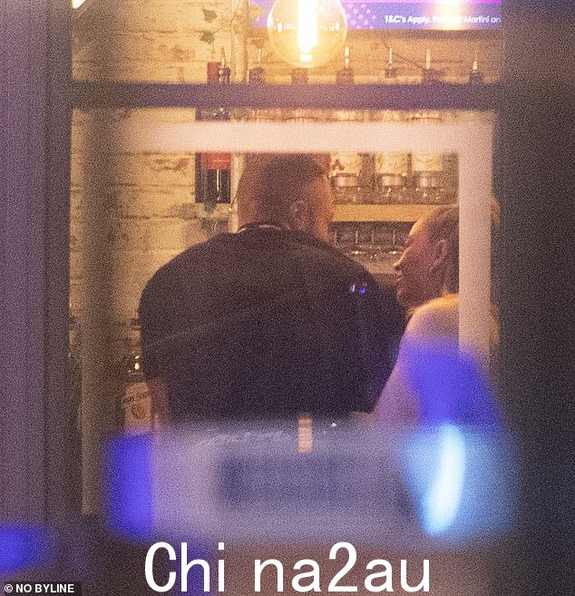 满脸笑容:这对夫妇本周前往诺丁汉与 Strictly 巡演的其他成员一起喝一杯,看上去精神抖擞