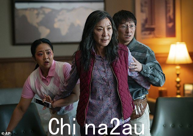 卷土重来的载体:全因在《万事俱备》中扮演天真的丈夫的出色表现一直在颁奖典礼上称霸,多次获得最佳男配角奖(如图)与 Stephanie Hsu 和 Michelle Yeoh 联合主演的电影剧照)”类=