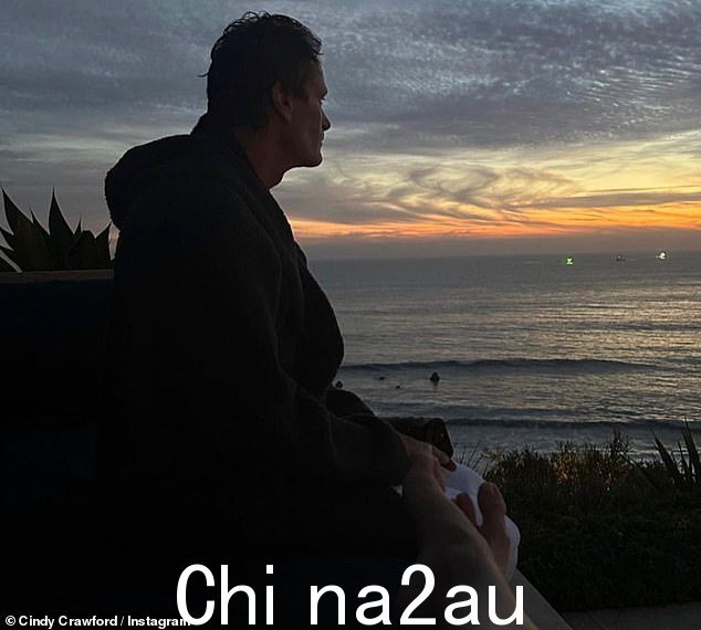 海景:Cindy 附上了一张浪漫的照片,照片中她的模特出身的大亨丈夫 Rande Gerber,60 岁。她捕捉到了 Casamigos 创始人凝视着令人惊叹的地平线