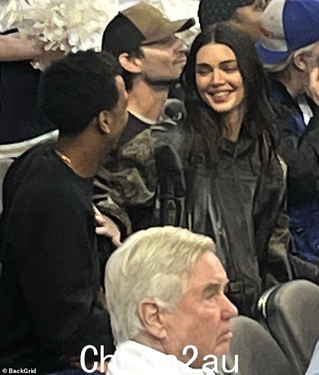 有一个舞会:Kendall Jenner 和她的老朋友 Taco Bennett 一起笑了起来,因为他们周五在加州大学洛杉矶分校观看了一场高中篮球比赛