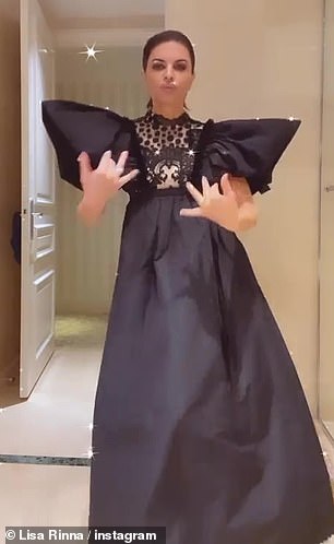 流畅的动作:Sam Smith 和 Kim Petras 的 Unholy 舞蹈,Lisa 穿着她的礼服,肩部蓬松,胸前有一些精致的刺绣
