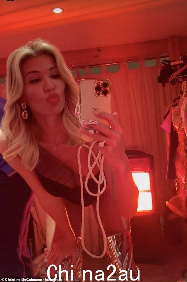 Racy:星期六在其他地方,Christine 穿着黑色紧身连衣裤和银色过膝靴在背后掀起一场风暴,展现了性感的一面-拍摄照片中的场景镜头