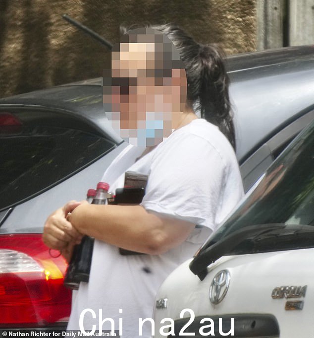 邻居告诉侦探他们听到从家里传来的尖叫声听起来像孩子们发脾气(上图是邻居)