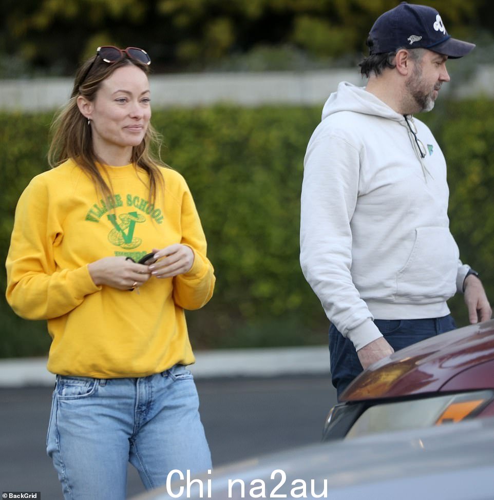 然而:他们在本周的目击中显得更加自在,彼此聊天并沉迷于深情的拥抱