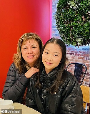 这位妈妈(与她的女儿合影)说她欠她的追随者,因为她不像其他沙龙那样行事,她关心客户头发的最终外观和健康而不是赚钱