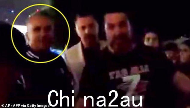 他的父亲 Srdjan(圈出)和一名身穿“Z”T 恤的男子一起拍摄,表示他支持弗拉基米尔·普京,背后是一面印有俄罗斯总统头像的旗帜,这无疑加剧了他对粉丝拉雪橇的担忧(如图)