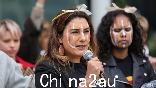 周四在墨尔本举行的反澳大利亚日集会期间，索普女士说她反对宪法规定的声音，认为土着人民“应该得到更好的”而不是咨询机构。图片：Getty