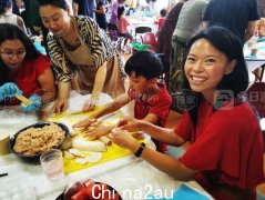 数百罗德岛民众齐聚包饺子欢庆中国新年，华人国会议员及家属出席！ “文化是根，需要传承”（合影）