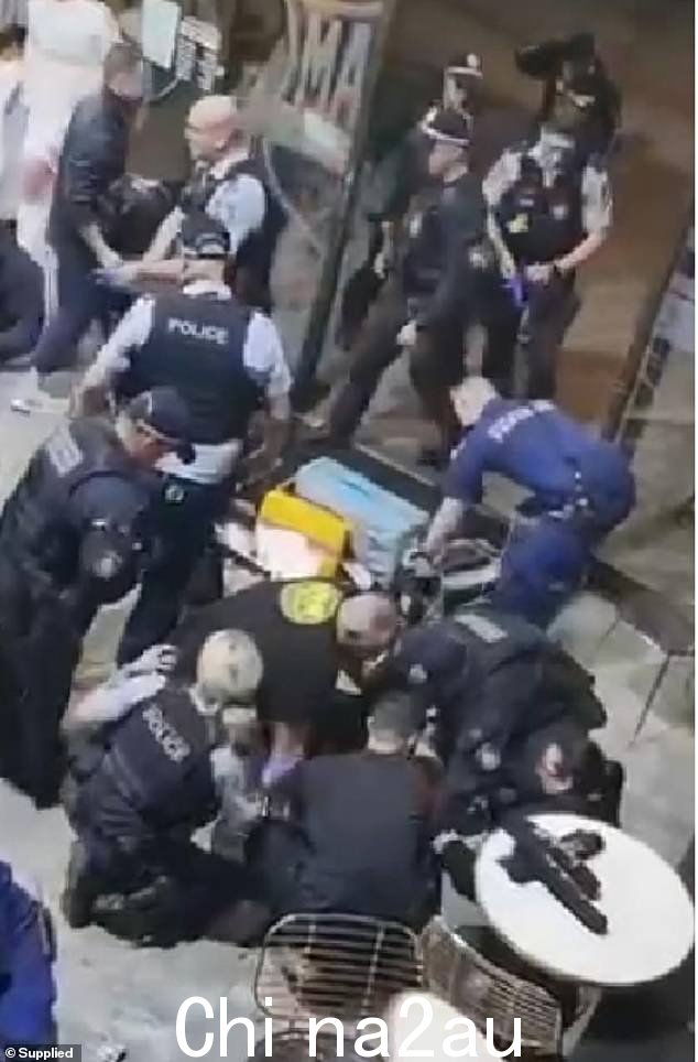 2009 年,悉尼机场的旅客看到摩托帮成员之间爆发致命斗殴感到震惊
