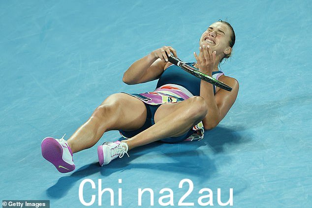 Sabalenka 在周六晚上与 Elena Rybakina 的比赛中赢得赛点后情绪激动地倒在了球场上