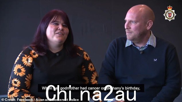 在视频中,Bethany 的母亲 Amy(与 Bethany 的父亲 Ben 合影)说:'她很体贴,很受爱戴。她总是说在成长过程中她在这里度过了美好的时光而不是很长一段时间,令人心碎的是她实际上是对的'