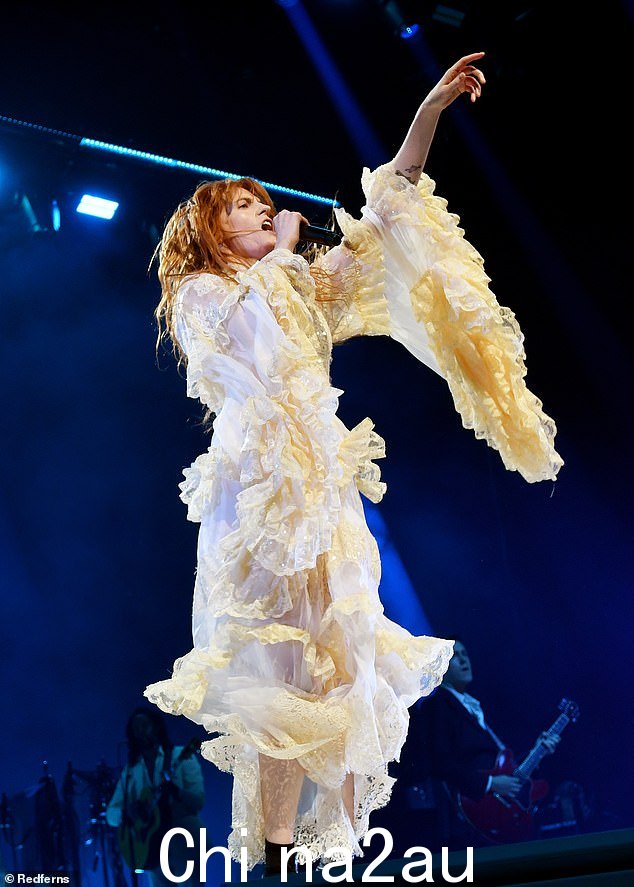 时尚焦点:Florence 的裙子一直垂到地上,她赤脚走上了舞台