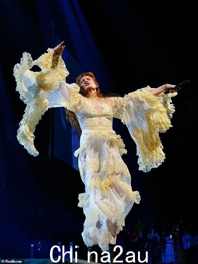 天生表演:36 岁的弗洛伦斯·韦尔奇 (Florence Welch) 周六在伦敦 O2 体育馆登台时确保她吸引了观众的注意力