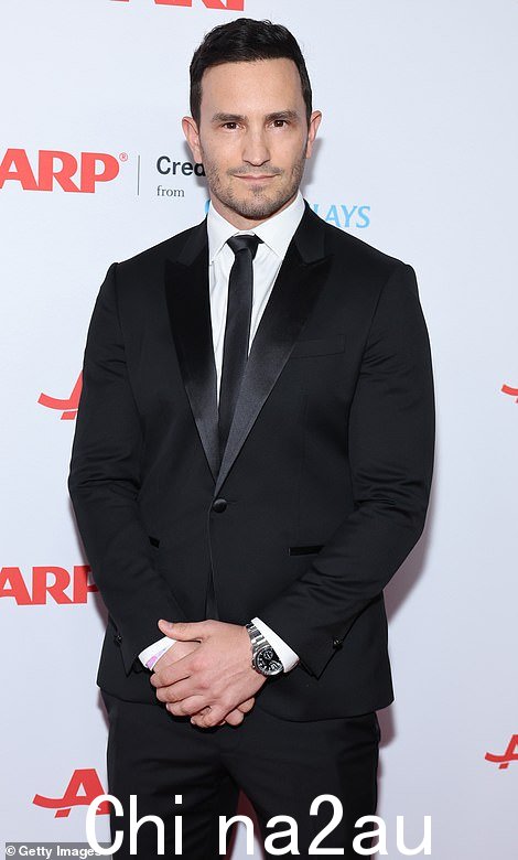 不错:杰里米·布鲁姆 (Jeremy Bloom) 穿着黑色领带保持简单