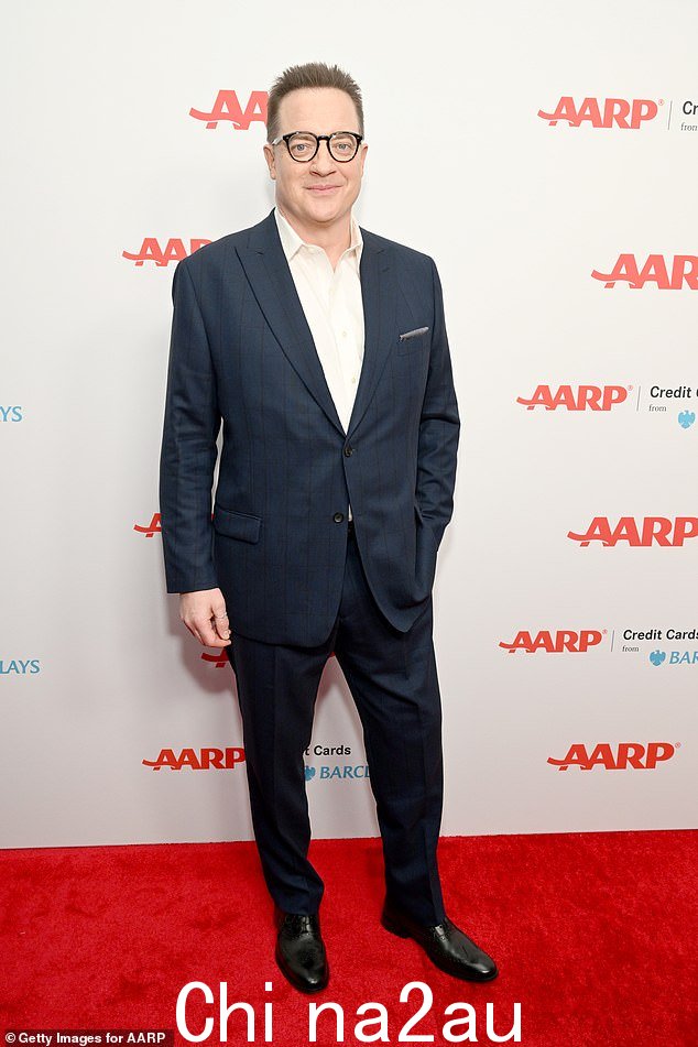 Suave: Brendan Fraser 出席了周六晚上在洛杉矶举行的 AARP 成人电影奖颁奖典礼
