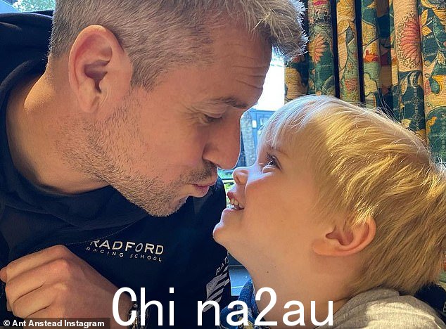 太可爱了!Ant Anstead 在他最新的 Instagram 帖子中看起来像溺爱他三岁儿子 Hudson 的父亲,他准备在他的孩子身上种下甜蜜的吻