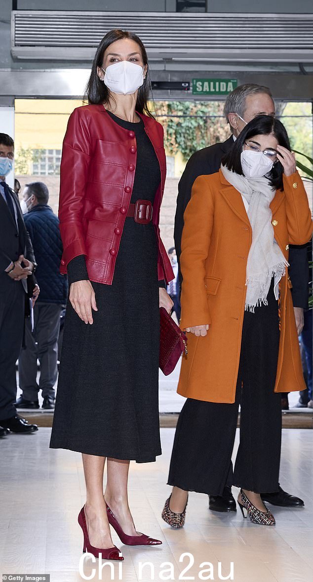 这位西班牙皇室成员脱下 Carolina Herrera 的红色皮夹克出席马德里第 11 届抗癌论坛