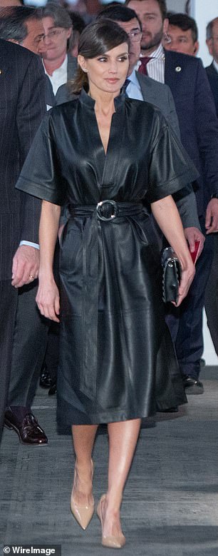 Letizia 搭配裸色细高跟鞋