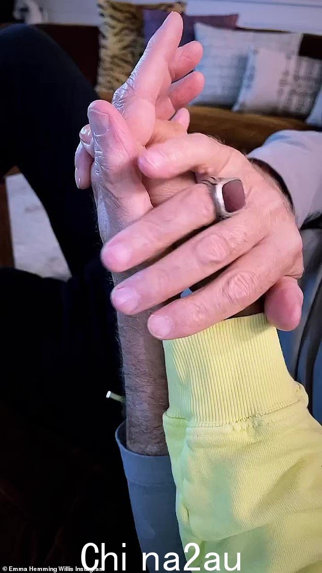 恩爱:可以看到这对夫妇在他们家的客厅里手牵着手