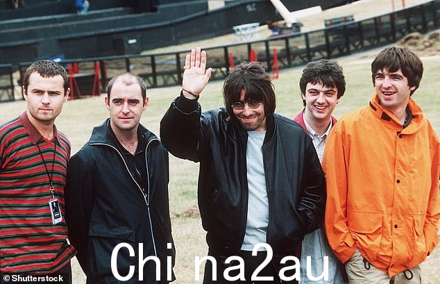 成名游戏:Oasis 在九十年代售出了数百万张唱片(从左到右:Alan White、Paul 'Bonehead' Arthurs、Liam、Paul 'Guigsy' McGuigan 和 Noel,1996 年)
