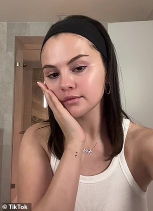 在视频中的某一时刻,大厦中的唯一谋杀案明星试图将胶束水涂在海绵上,但她的手似乎不稳定