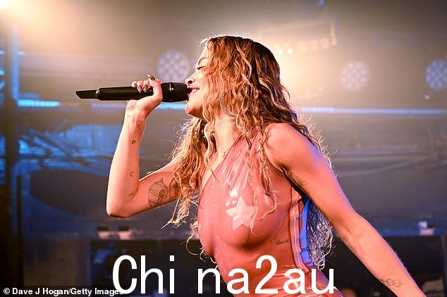 说明:她补充说:'当你看到发行版出来时,你会看到故事出来!'